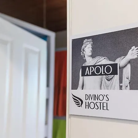 Divino's Hostel *